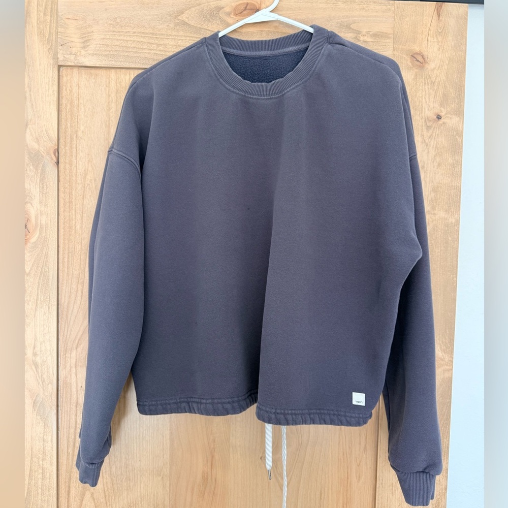 Vuori Restore Womenās Cropped Crew Sweatshirt in Navy